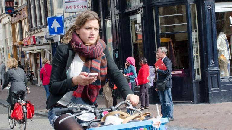 Met een mobiel in de hand fietsen kost 95 euro. (Foto: Flickr)