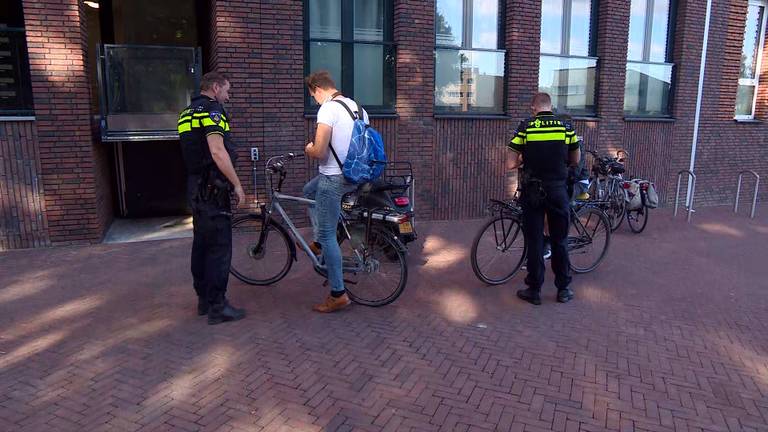 De politie deelt boetes uit voor appen (of andere dingen doen op de telefoon) op de fiets.