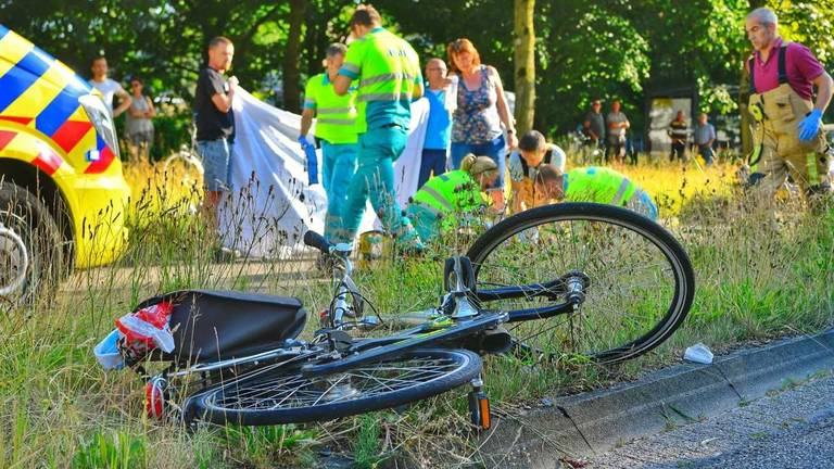Een vrouw is aangereden op haar fiets in Veldhoven (Foto: Rico Vogels, SQ Vision Mediaprodukties).