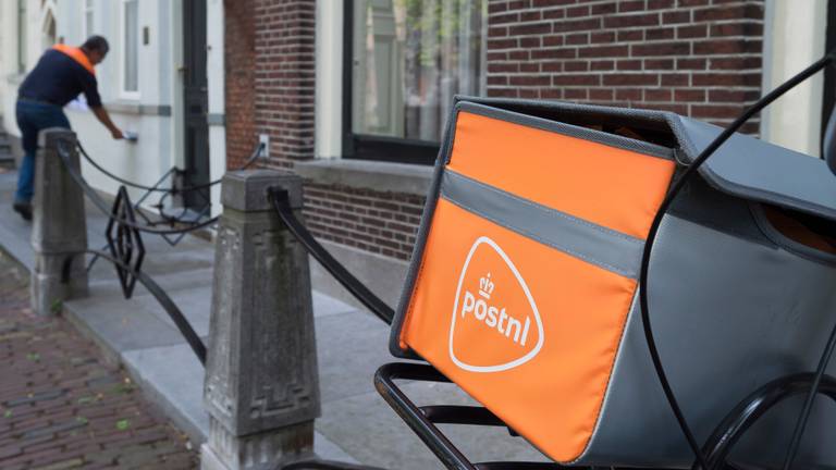 Bezorger aan het werk voor PostNL Foto: ANP