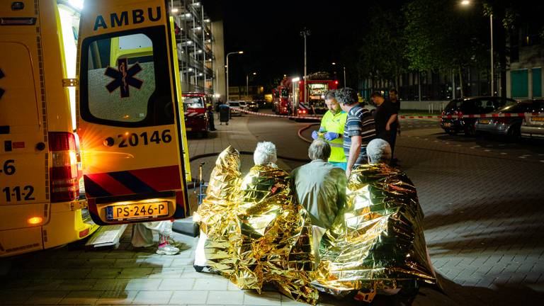 De bewoners moesten hun huis uit vanwege de rook (foto: Jack Brekelmans).