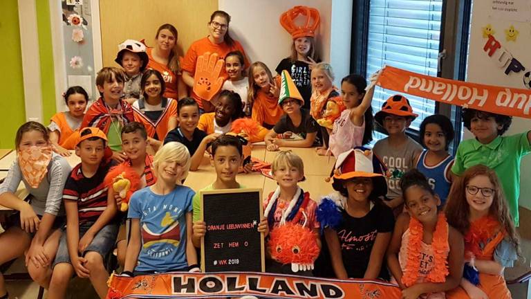 Groep 5/6 van basisschool de Vlindertuin kleur oranje voor het WK (Foto: Kaylee van Dartel).