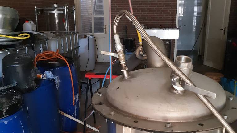 In de kelder stond onder meer een ketel van duizend liter (foto: politie Oost-Brabant/Twitter).