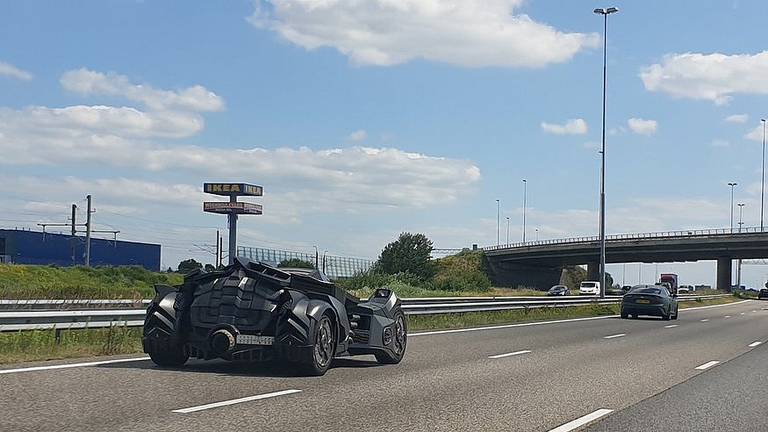 De Batmobile was woensdag op de A16 in Breda gezien (Foto: Kees-Jan van Rijkswaterstaat).