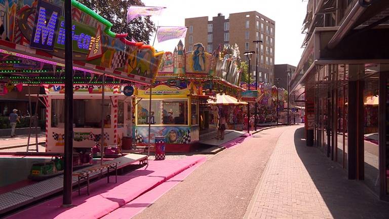 Een uitgestorven Tilburgse Kermis. (Foto: Tom van den Oetelaar)