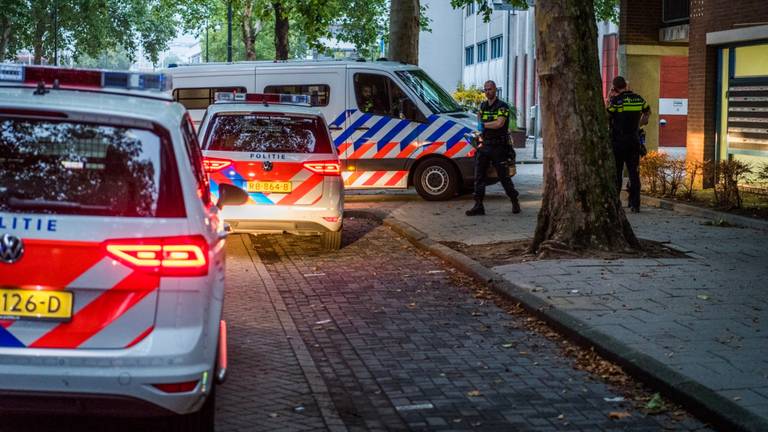 De politie doet onderzoek na de steekpartij op de Kruisstraat in Eindhoven. (Foto: Sem van Rijssel/SQ Vision)