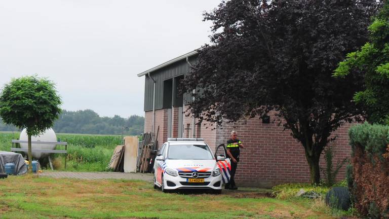 Drie mannen die in de loods aanwezig waren, zijn aangehoudenFoto: Harm Leuken / SQ Vision