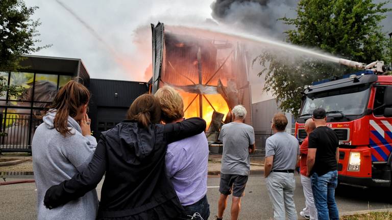 Kees en zijn familie staan naar de brand te kijken. (Foto: Toby de Kort / De Kort Media)