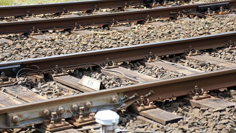 Vrouw (43) stormt boos uit de trein en duwt een meisje op spoor