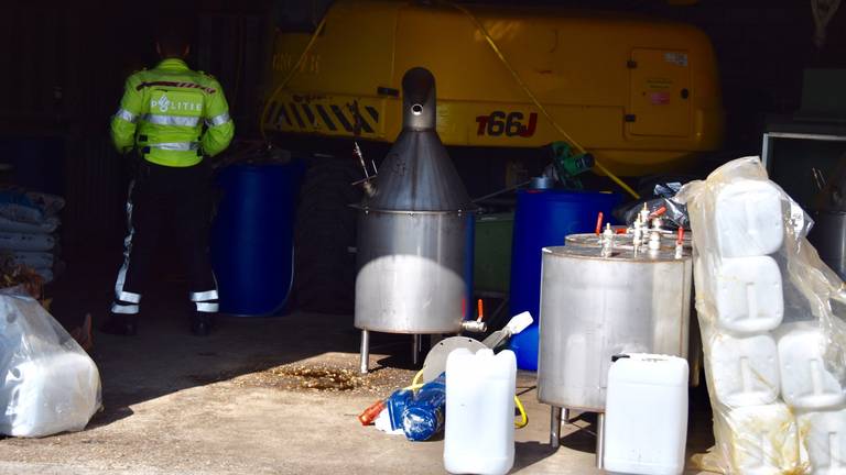 Ontmanteling van drugslab in Maarheeze (foto: Hans van Hamersveld).