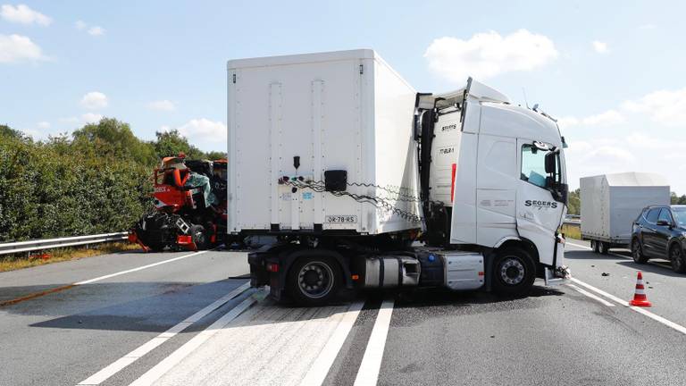 Een ongeluk op de A67 . (Foto: Sem van Rijssel / SQ Vision Mediaprodukties)