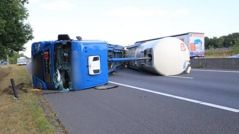 De vrachtwagen is geschaard (foto: Harrie Grijseels / SQ Vision Mediaprodukties).