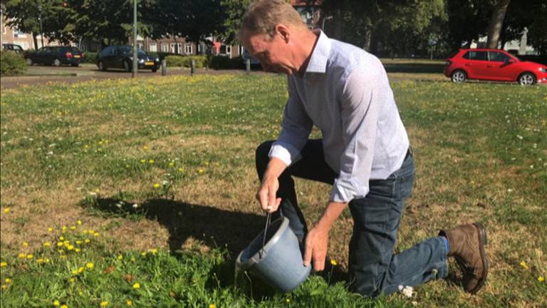 Met water tekent Jan de Rond op het gras