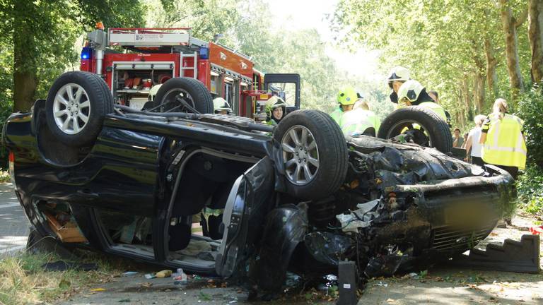 De bestuurder moest door de brandweer worden bevrijd (foto: FPMB).