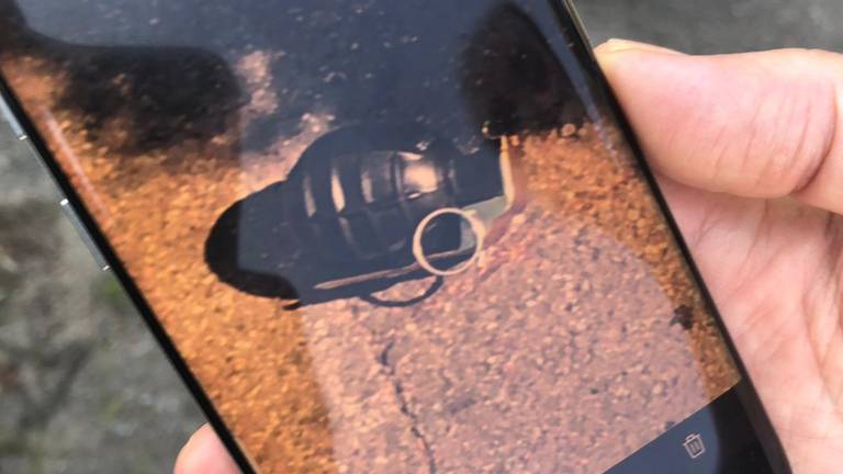 Schoonmaakster Petra maakte een foto van een van de twee handgranaten. (Foto: Floyd Aanen)