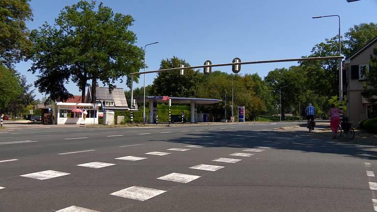 Het voormalige kruispunt in Velp met de frietkot