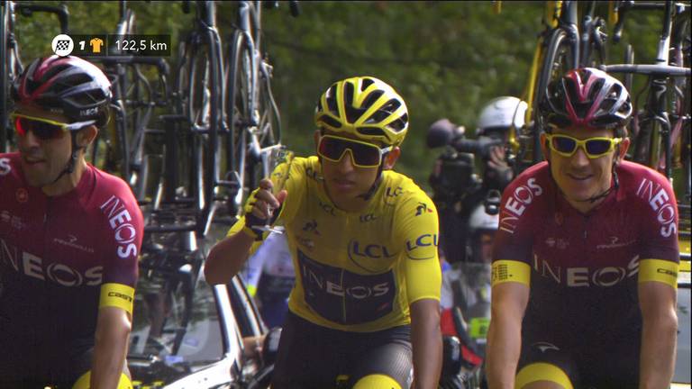 Egan Bernal in de laatste rit van de Tour de France met een glas champagne. (beeld: NOS)