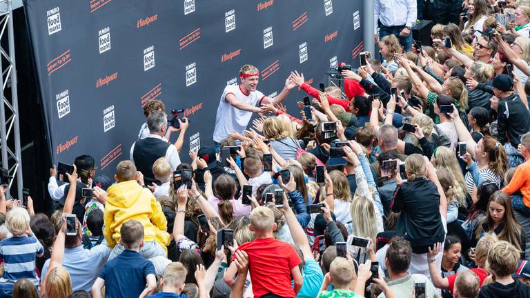 Honderden kinderen kwamen op Enzo Knol af (Foto: Jack Brekelmans).