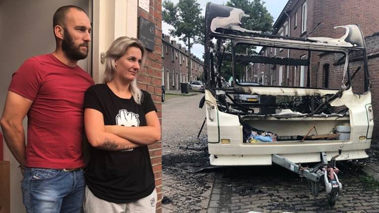 Jurgen en Janneke Janssens en hun uitgebrande caravan. (Foto: Omroep Brabant)