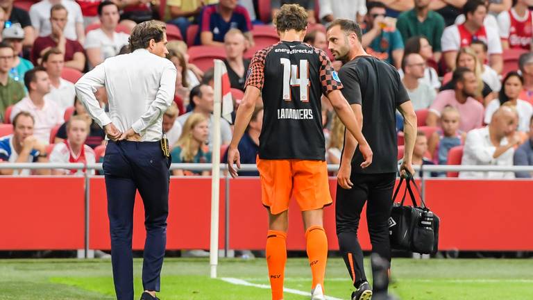 Sam Lammers raakte tijdens het duel om de Johan Cruijff Schaal geblesseerd (foto: VI Images).