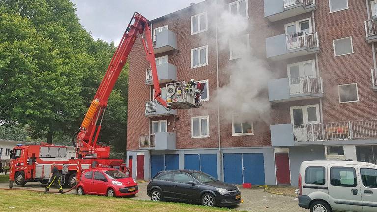 De brandweer kwam ter plekke om het vuur onder controle te krijgen. (Foto: Toby de Kort / De Kort Media)