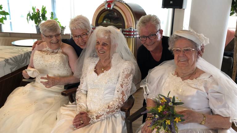 Lucie Lips en Trees Jansen ontdekten dat oudere dames gelukkig worden van het dragen van een trouwjurk.