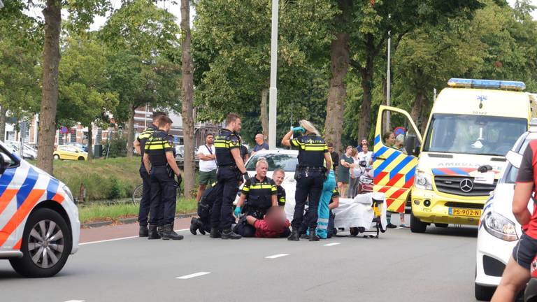 De man werd met pepperspray onder controle gebracht. (Foto: Perry Roovers / SQ Vision Mediaprodukties)