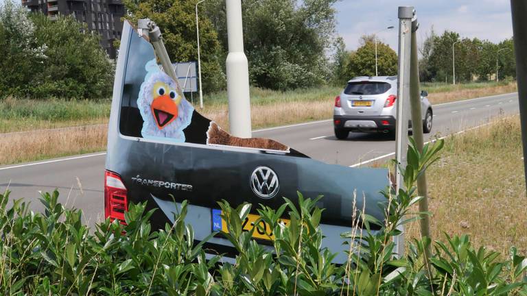 Het nepflitsbusje is opnieuw vernield (Foto: Perry Roovers).