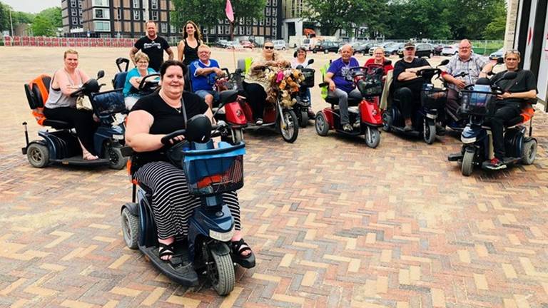 Mensen in een scootmobiel voerden in juni 2018 actie bij de bibliotheek.