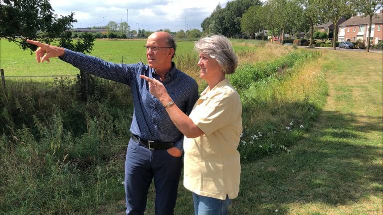 Roland Somers en Marleen van Doorneveld wijzen naar de plek waar de windmolens  moeten komen (Foto: Paul Post)