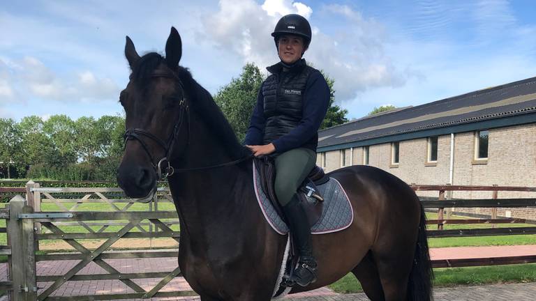 Kim Emmen en haar paard Delvaux (foto: Floyd Aanen)