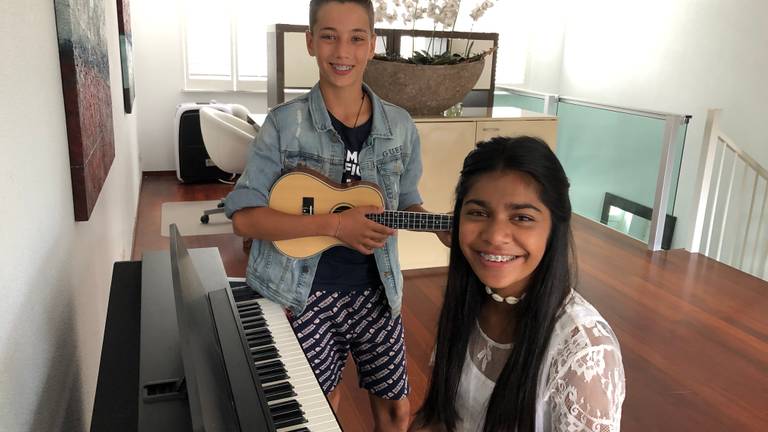 Max en Miencke zitten in de allereerste groep met jongens én meiden op het Junior Songfestival. (Foto: Tom van den Oetelaar)