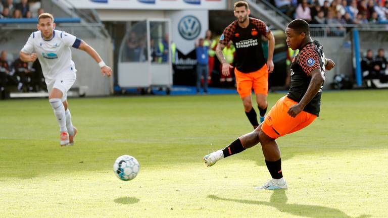 Bergwijn schiet de 0-1 binnen. (Foto: PSV / Twitter)