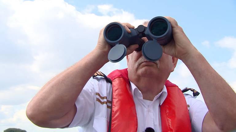 Mobiel verkeersleider Jan houdt het water scherp in de gaten. (foto: Raymond Merkx)