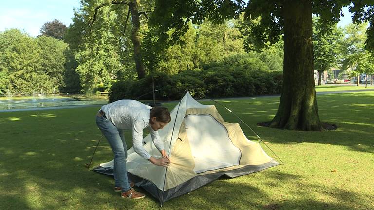 Bas Maes van de SP in Breda zet zijn tentje op in het Valkenbergpark (foto: Raoul Cartens)