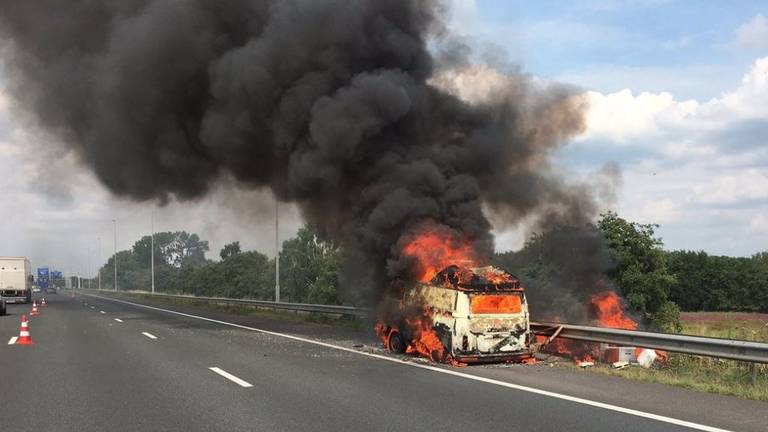 Brandende bus A58