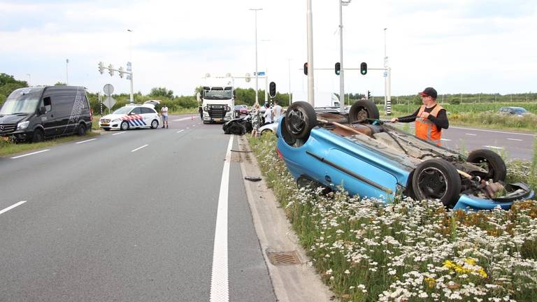 Een van de auto's ging over de kop bij het ongeval in Gilze