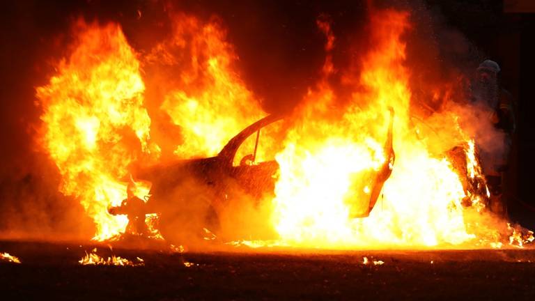 De auto op de Staringstraat in Oss was niet meer te redden. (Foto: Gabor Heeres/SQ Vision)