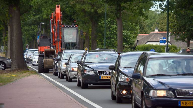 De provinciale weg loopt vast door drukte bij kampeerwinkel De Wit in Schijndel.