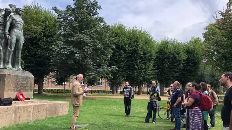 De antifascisten in de Casinotuin in Den Bosch. (Foto: René van Hoof)