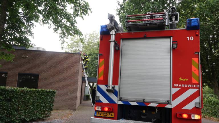 De brandweer doet onderzoek bij het crematorium. (Foto: Perry Roovers / SQ Vision Mediaprodukties)