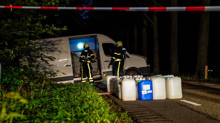 De brandweer werd opgeroepen om metingen te doen. (Foto: Marcel van Dorst)