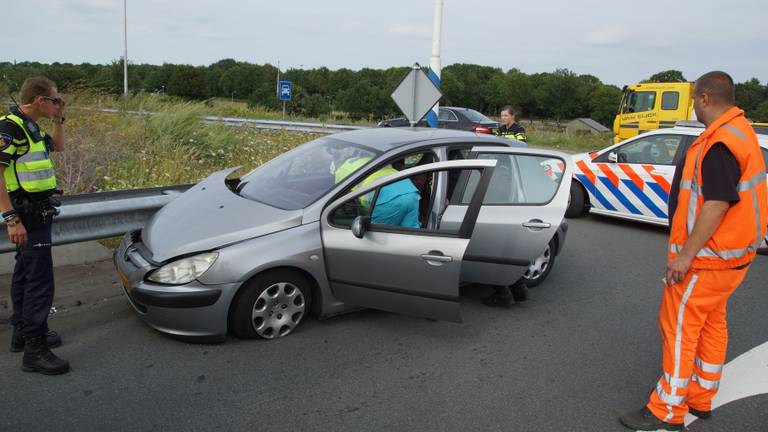De bestuurder van de auto kon niet meer remmen omdat er een flesje onder het rempedaal was gerold (Foto: FPMB)