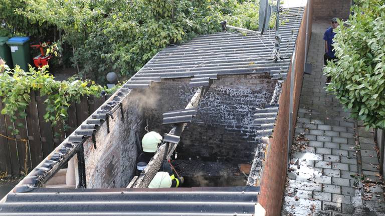 Het vuur verwoestte de schuur aan de Memlinstraat in Kaatsheuvel. (Foto: FPMB)