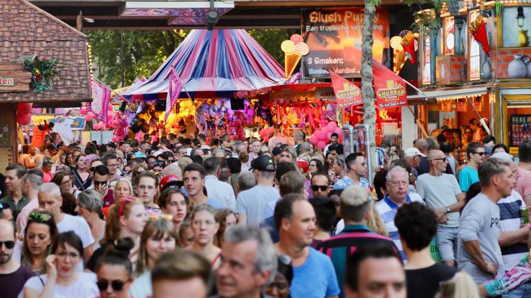 Een drukke Roze Maandag tijdens Tilburg Kermis in 2019 (foto: Lobke Kapteijns). 