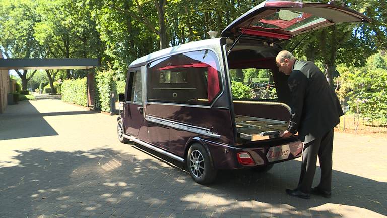 De elektrische rouwauto op Zuylen in Breda. (foto: Raoul Cartens)