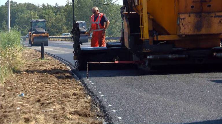 Voor wegwerkers is het flink zweten tijdens deze warme dagen.