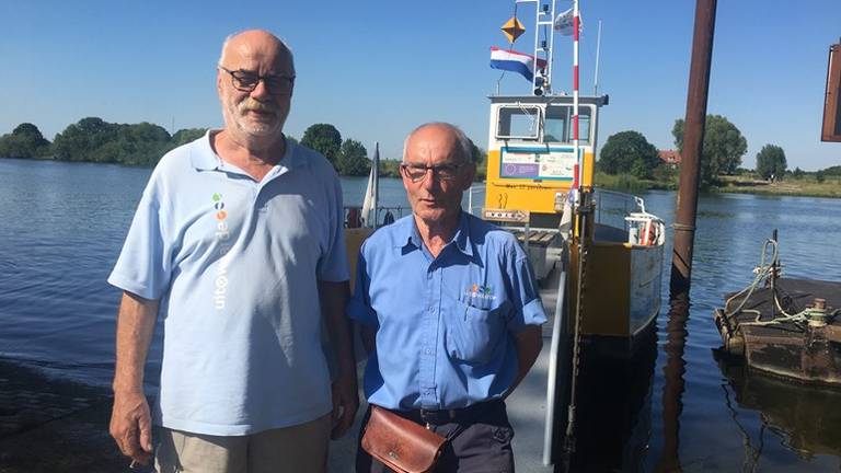 Frans van Tiel (links) en Guus van Uden (rechts) genieten op hun pontje Vice Versa.