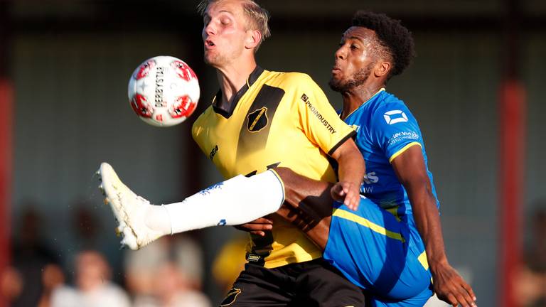 Finn Stokkers van NAC Breda in duel met Hannes Delcroix van RKC Waalwijk