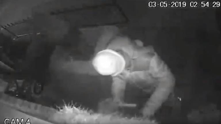 Door de knal waren de voordeur en de hal flink beschadigd. Beeld: politie.nl